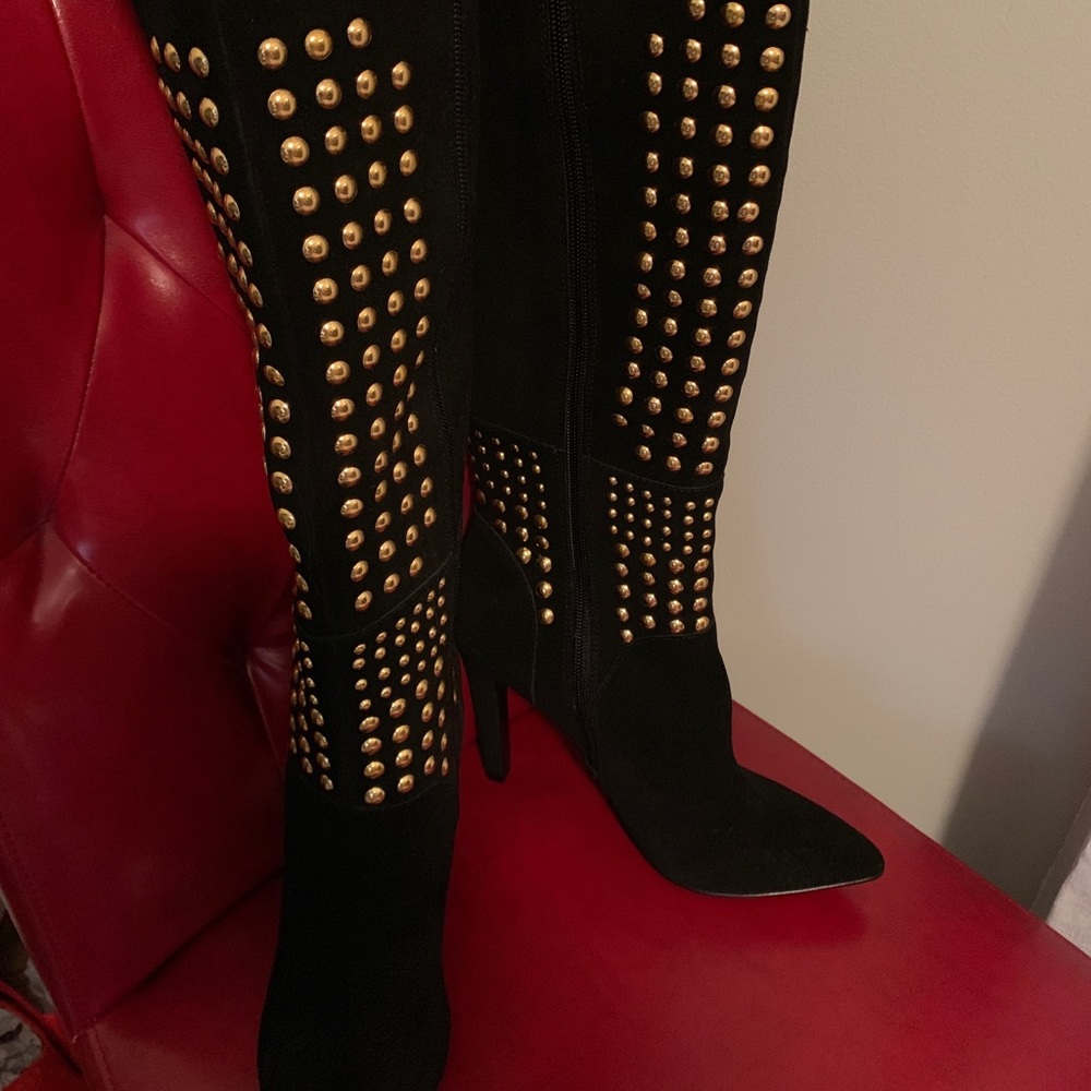 Fergi Suede Over Kneeboots Never worn, narrow calf